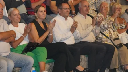 Ayvalık’ın kurtuluşunun 103’üncü yılı Türkü Akbayram konseriyle kutlandı